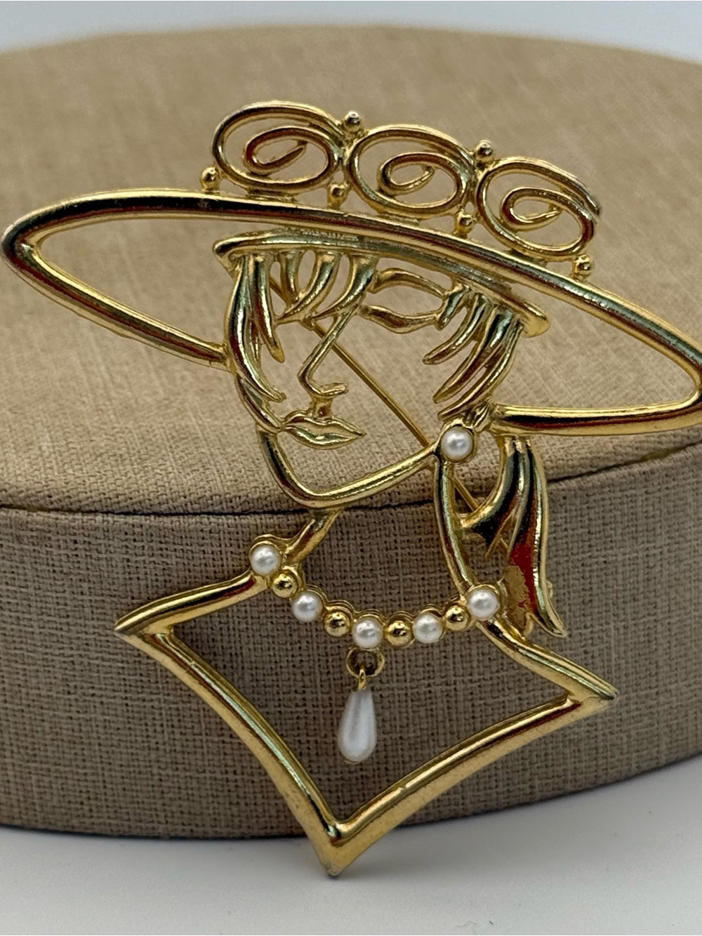 Signed JJ Jonette Vintage CutOut Lady In Hat Pearl Necklace Pin Brooch Gold Tone